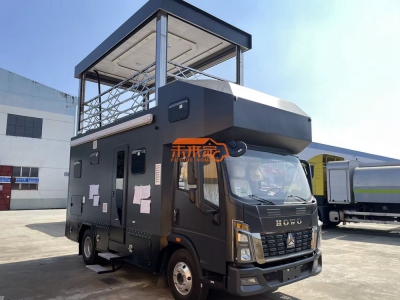 重汽豪沃升降顶侧拓展式多功能房车